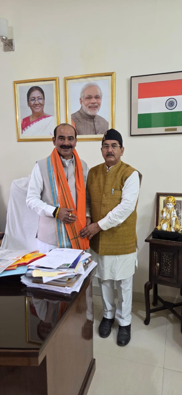 गुरूवार नई दिल्ली में राज्य मंत्री से उत्तरकाशी की बंद पड़ी लोहारी नागपाला परियोजना के टनल को वैकल्पिक मार्ग के लिए प्रस्ताव देते हुए