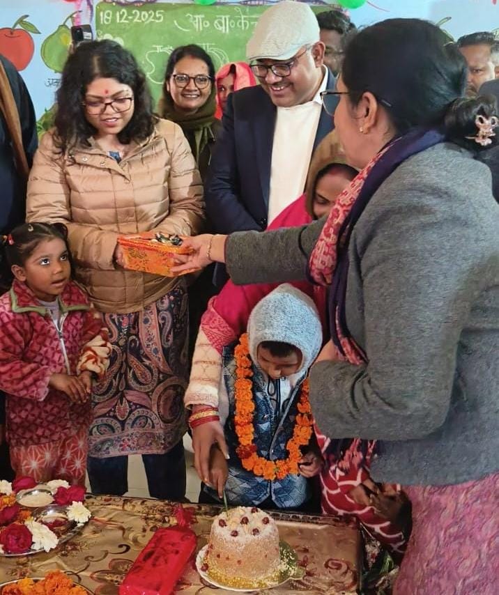 आंगनबाड़ी केंद्र पर मना नन्हीं इशिता का जन्मदिन, डीएम, सीडीओ हुए