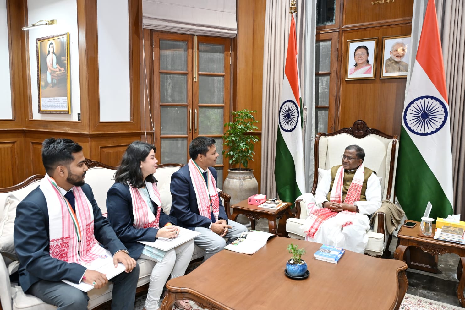 माय भारत राष्ट्रीय एनएसएस पुरस्कार विजेतागण राज्यपाल लक्ष्मण प्रसाद आचार्य से शिष्टाचार भेंट करते हुए। माय भारत राष्ट्रीय एनएसएस पुरस्कार विजेतागण राज्यपाल लक्ष्मण प्रसाद आचार्य से शिष्टाचार भेंट करते हुए।