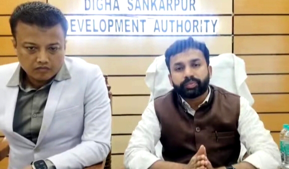 जानकारी देते हुए अधिकारी