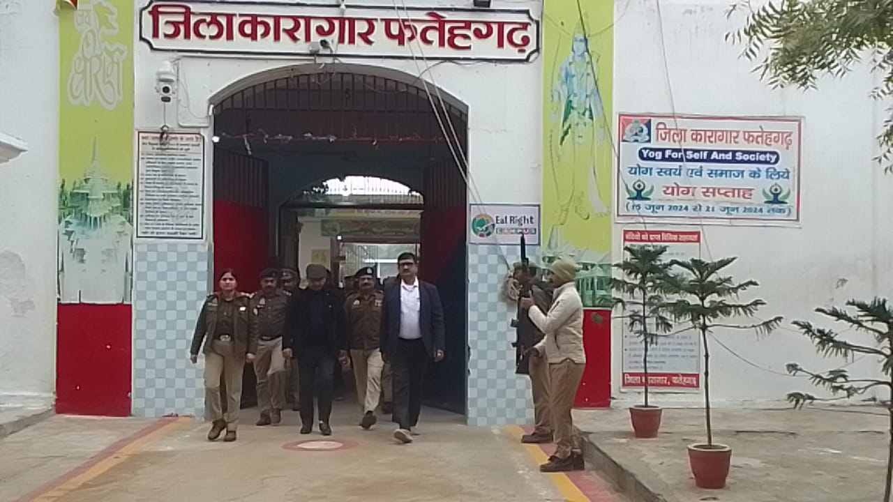 जेल से बाहर निकल रहे अधिकारी