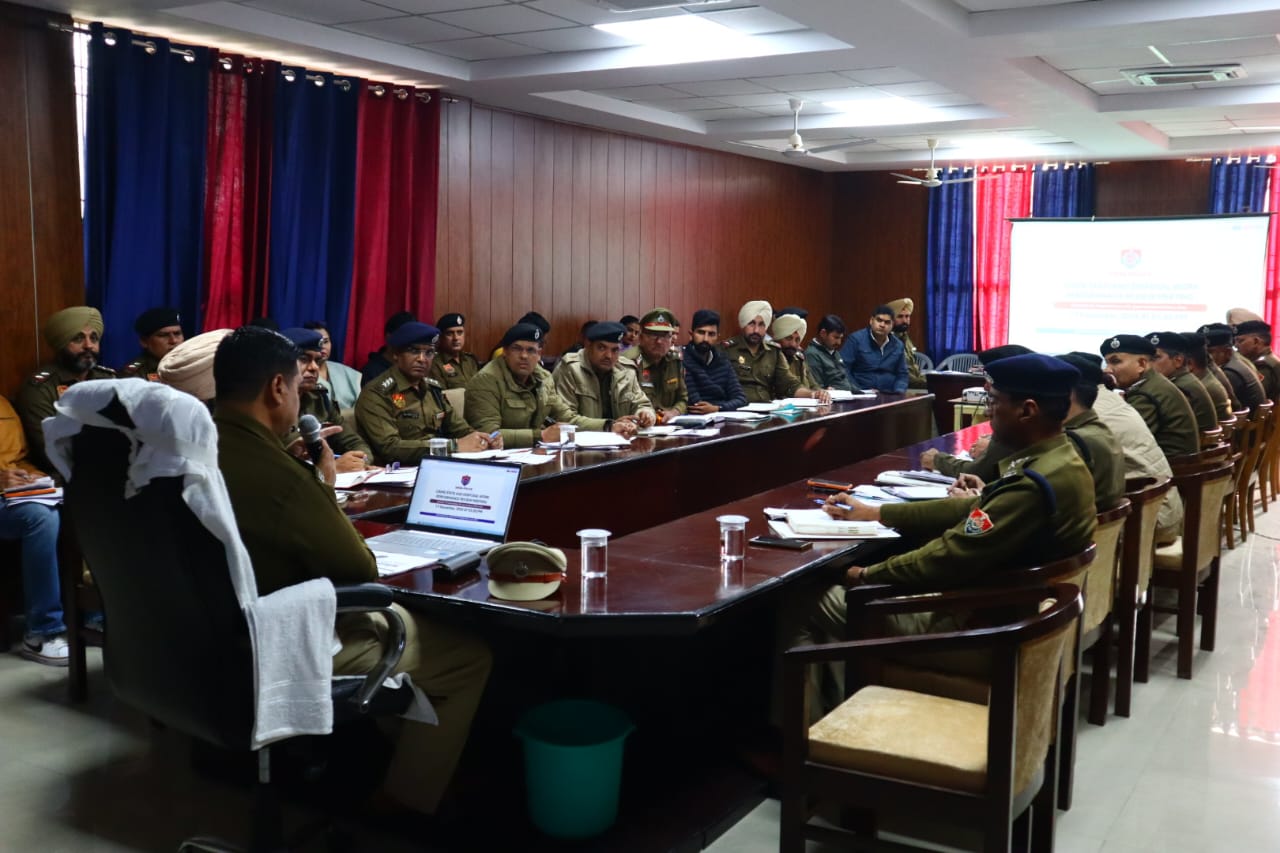 पुलिस अधिकारियों की बैठक लेते एसपी दीपक सहारण। पुलिस अधिकारियों की बैठक लेते एसपी दीपक सहारण।