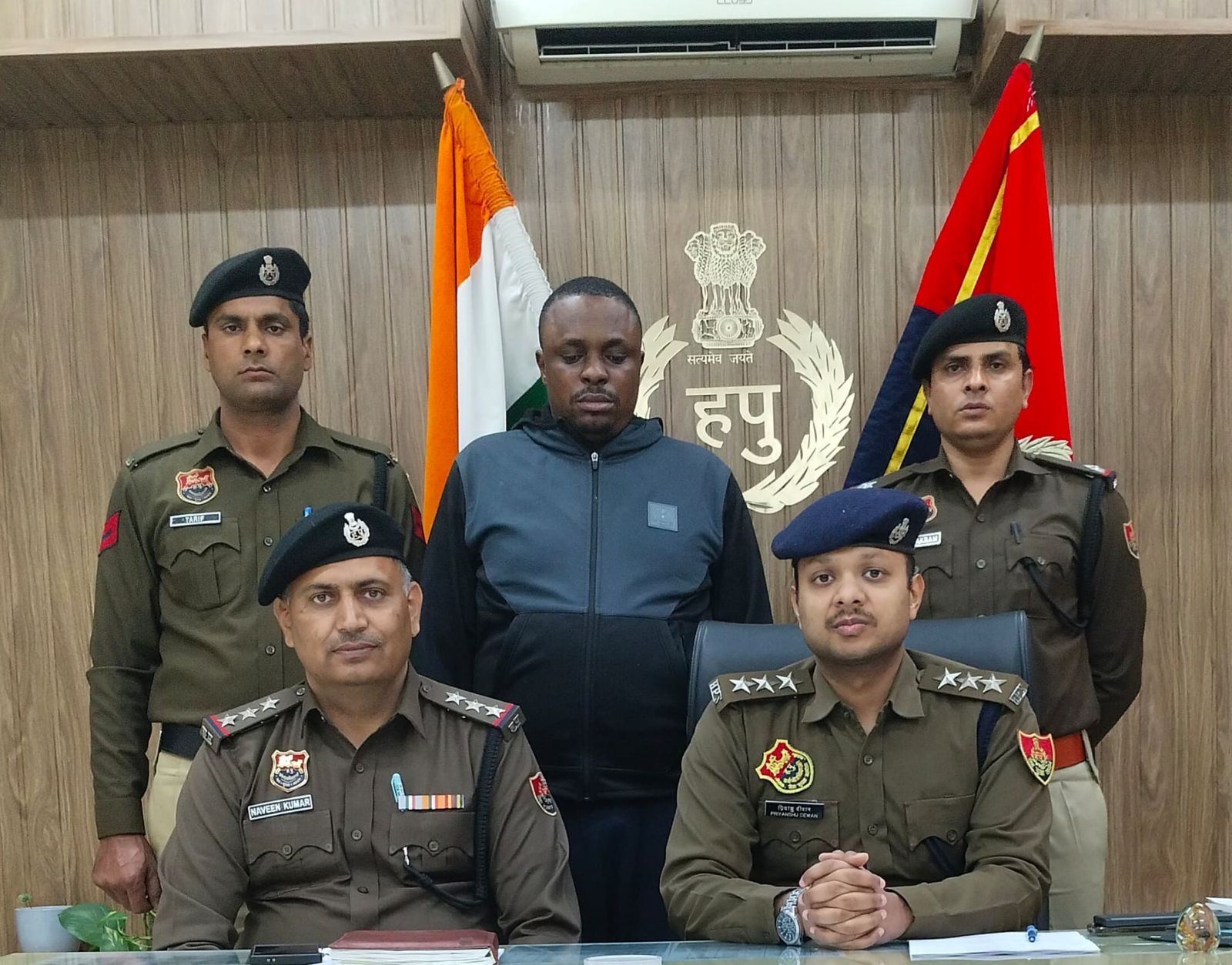 पुलिस की गिरफ्त में ठगी का आरोपी नाइजीरियन युवक। पुलिस की गिरफ्त में ठगी का आरोपी नाइजीरियन युवक।