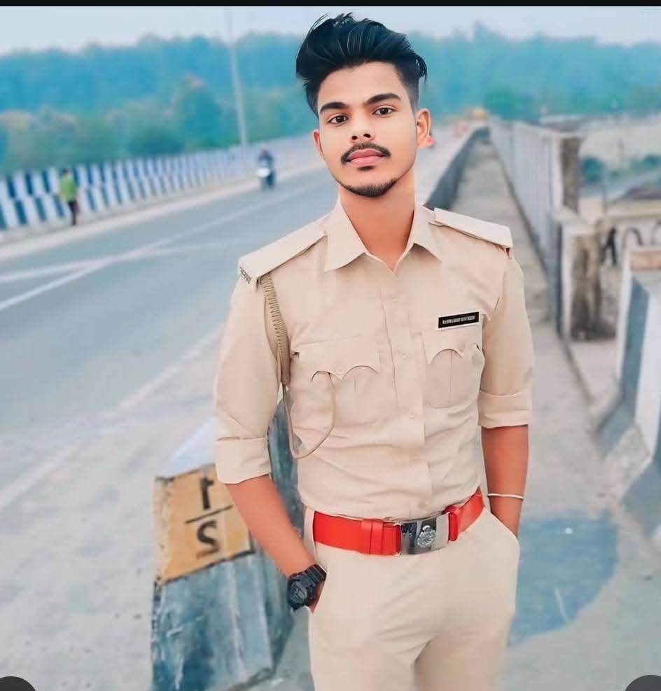 रील बनाने वाला लड़का पुलिस की वर्दी में