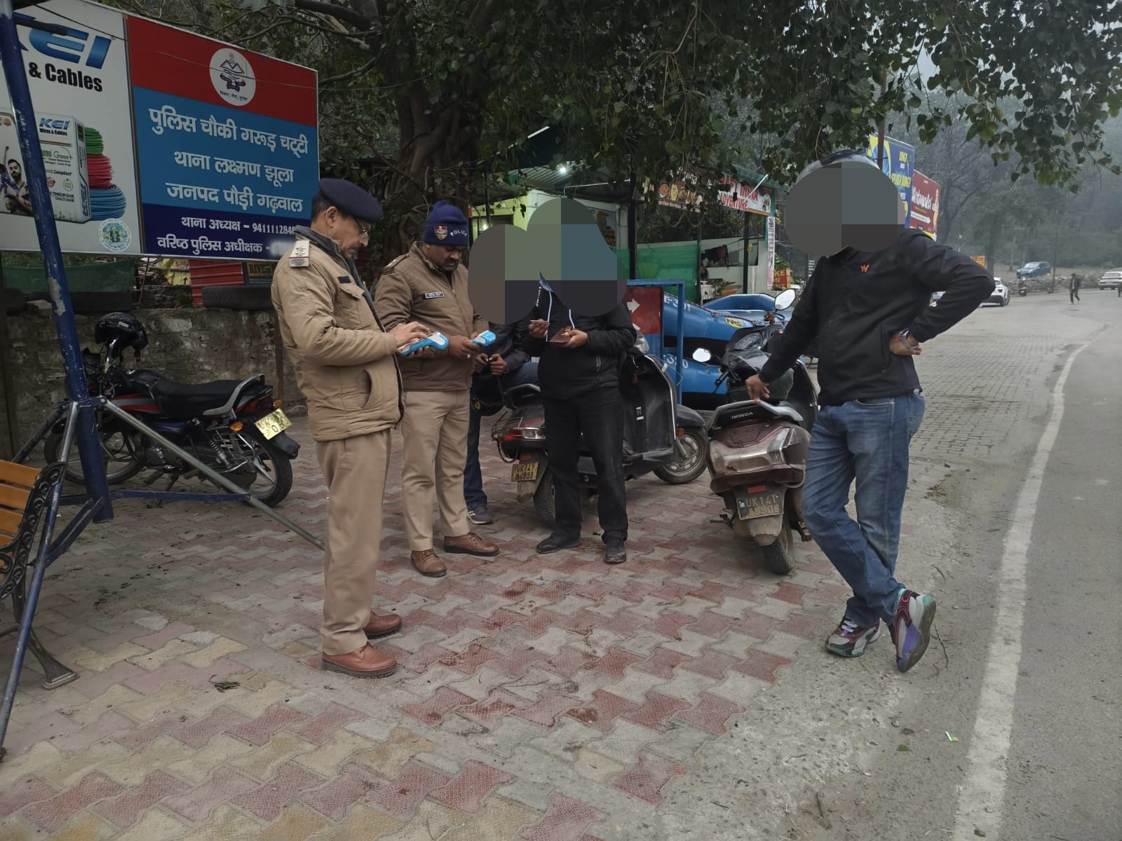 सड़क दुर्घटना पर अंकुश लगाने को लेकर चालन कार्रवाई करती पुलिस टीम