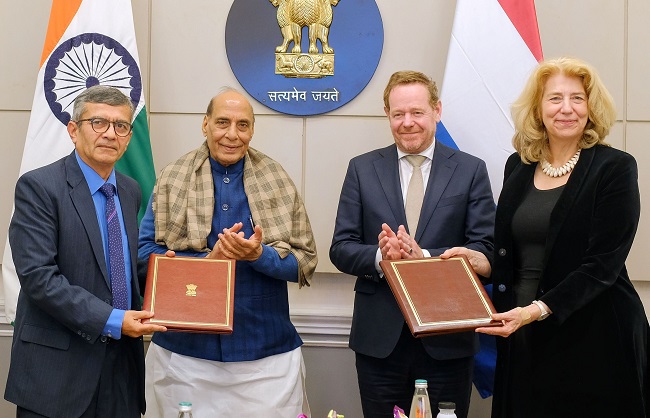 नीदरलैंड के विदेश मंत्री से मुलाकात करते रक्षा मंत्री राजनाथ सिंह नीदरलैंड के विदेश मंत्री से मुलाकात करते रक्षा मंत्री राजनाथ सिंह