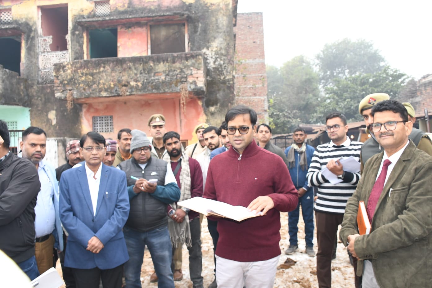 निरीक्षण करते डीएम