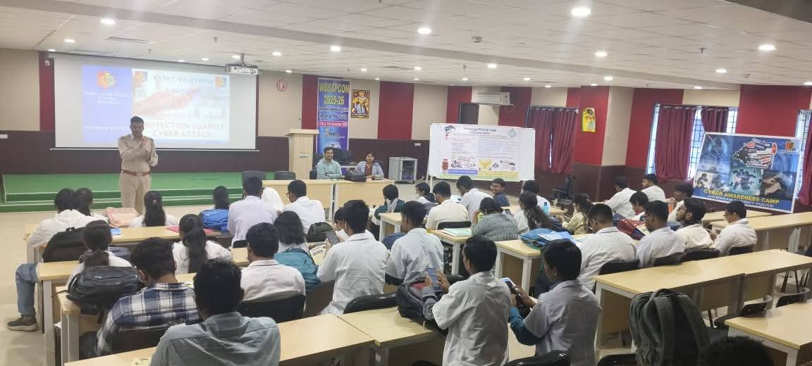 छात्रों को साइबर सुरक्षा की जानकारी देते अधिकारी।