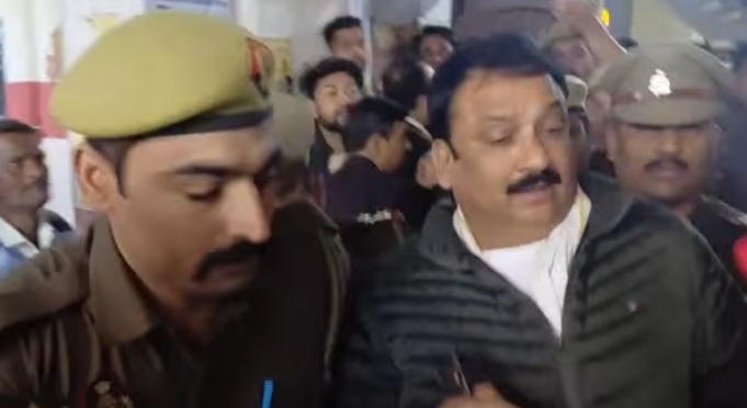 न्यायालय में पुलिस कस्टडी में सपा के पूर्व विधायक न्यायालय में पुलिस कस्टडी में सपा के पूर्व विधायक