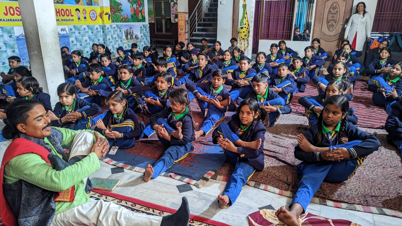 बच्चों को योगासनों का अभ्यास कराते योग गुरु योगी ज्वाला सिंह। बच्चों को योगासनों का अभ्यास कराते योग गुरु योगी ज्वाला सिंह।