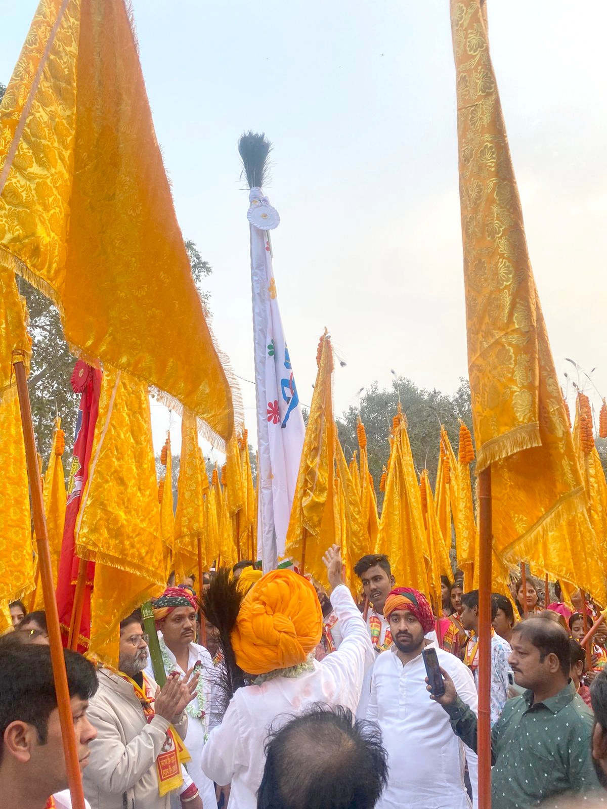 ढोल-नगाड़ों की धुन के साथ सूरजगढ़ निशान यात्रा का उत्सव ढोल-नगाड़ों की धुन के साथ सूरजगढ़ निशान यात्रा का उत्सव