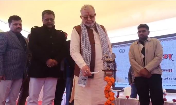 खादी एवं ग्रामोद्योग प्रदर्शनी का शुभारंभ करते मंत्री सुरेश खन्ना
