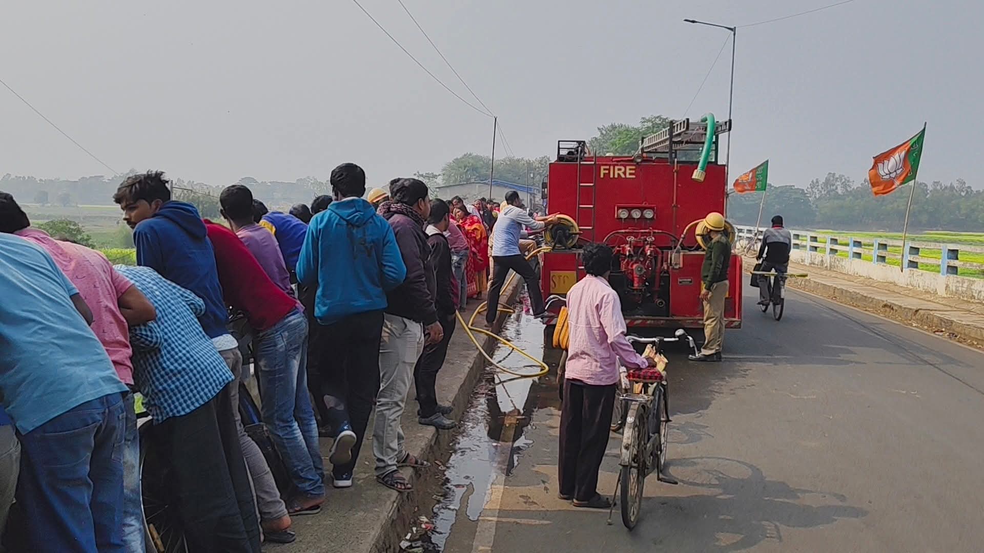 पुल के नीचे कूड़े में लगी आग को बुझाते दमकलकर्मी। पुल के नीचे कूड़े में लगी आग को बुझाते दमकलकर्मी।