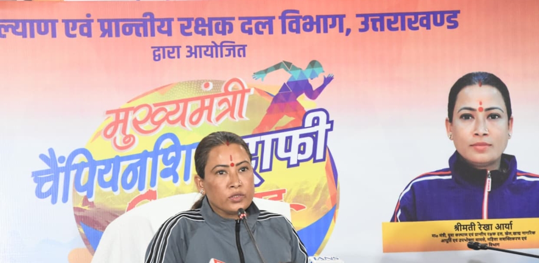 मंत्री रेखा आर्या पत्रकारों से बातचीत करती।