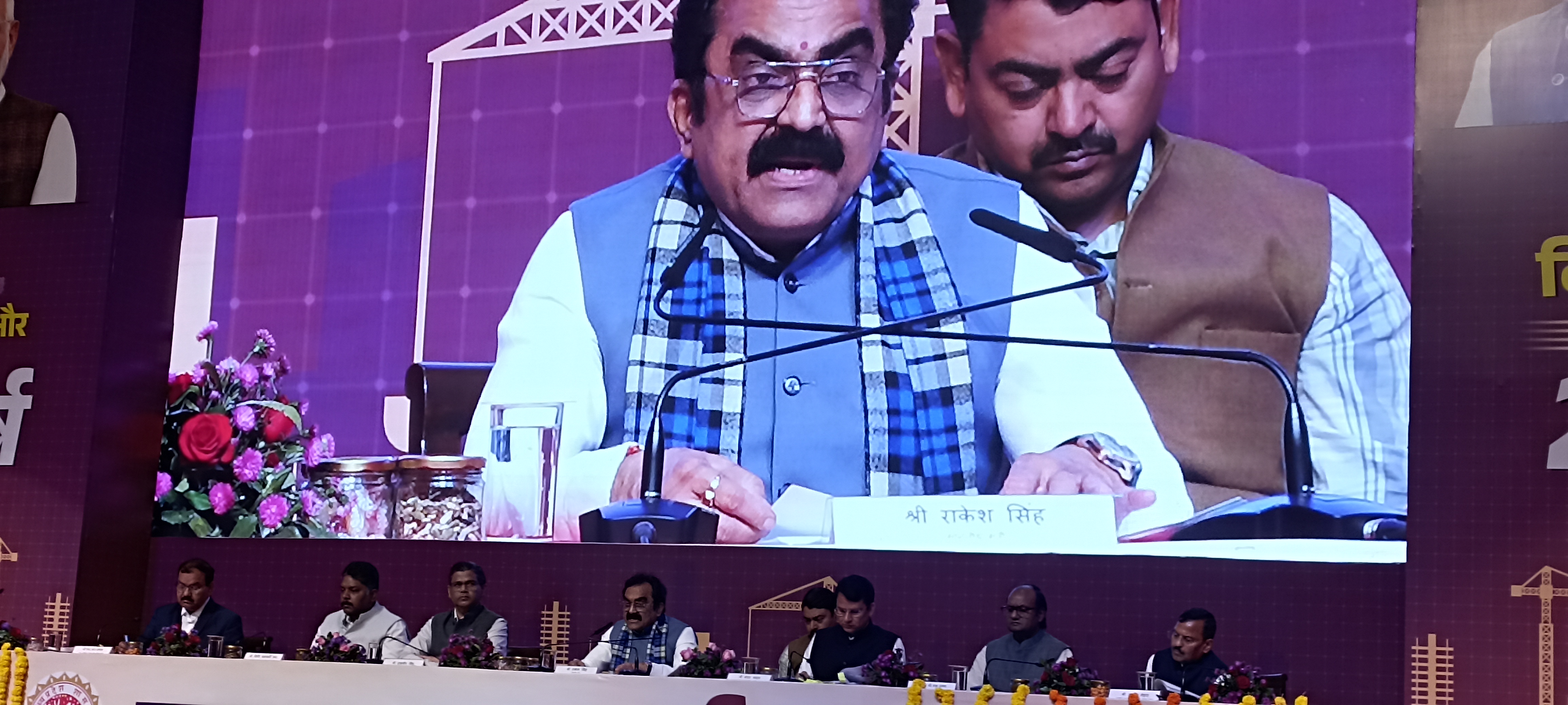 मंत्री राकेश सिंह पत्रकारों को संबोधित करते हुए मंत्री राकेश सिंह पत्रकारों को संबोधित करते हुए