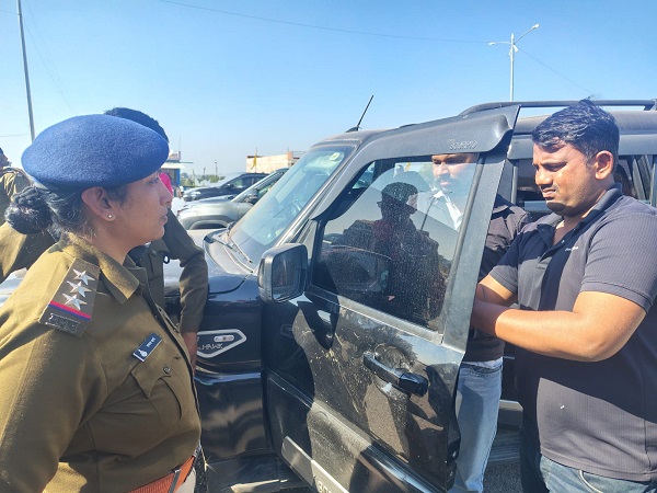 दतिया शहर में चैंकिंग के दौरान गाड़ियों में अवैध रूप से लगी ब्लैक फिल्म को वाहन मालिकों से ही हटवाई