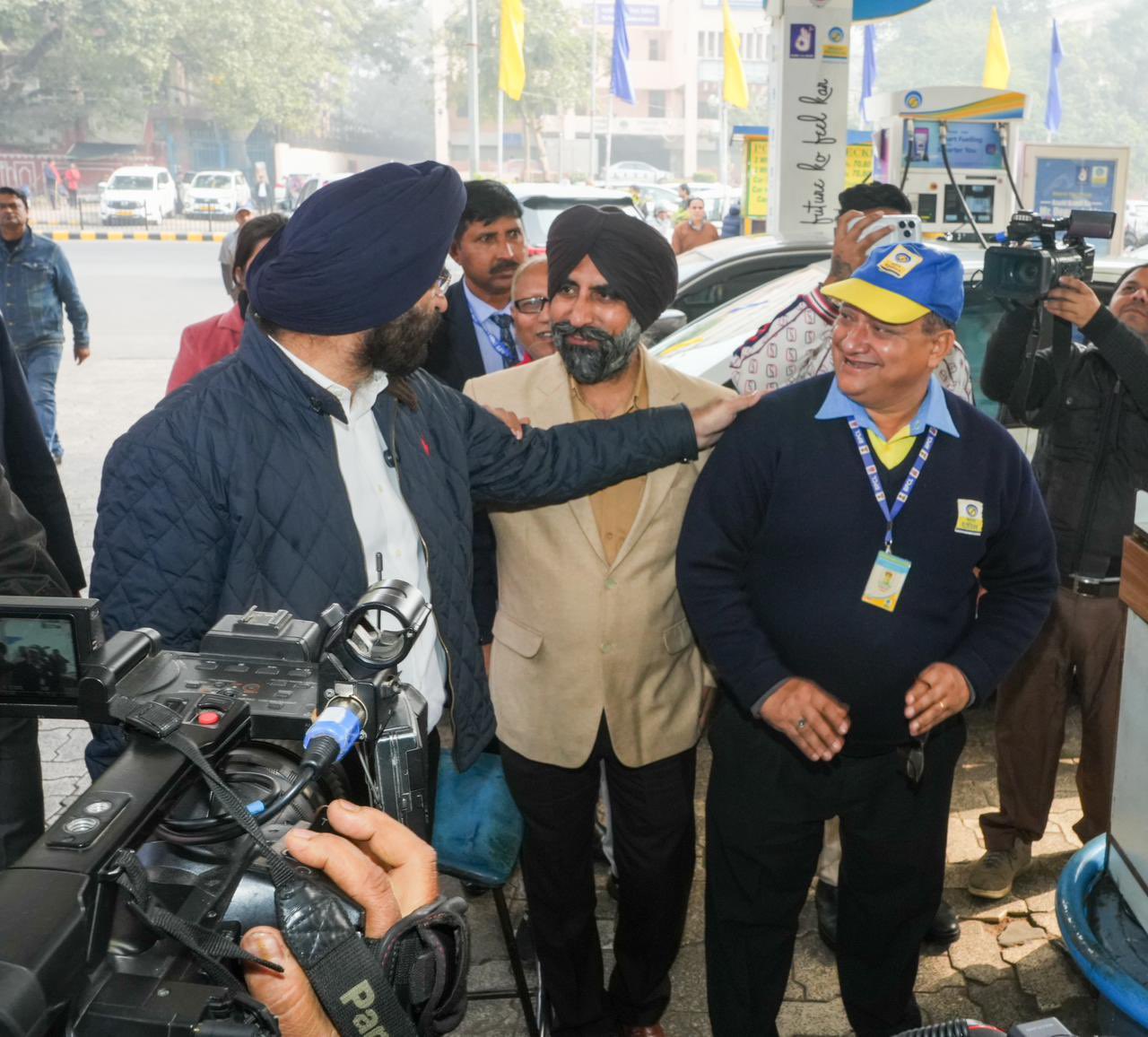 दिल्ली के पर्यावरण मंत्री मनजिंदर सिंह सिरसा जनपथ स्थित पेट्रोल पंप पर कार्यरत कर्मचारियों से नियमों को लेकर चर्चा करते