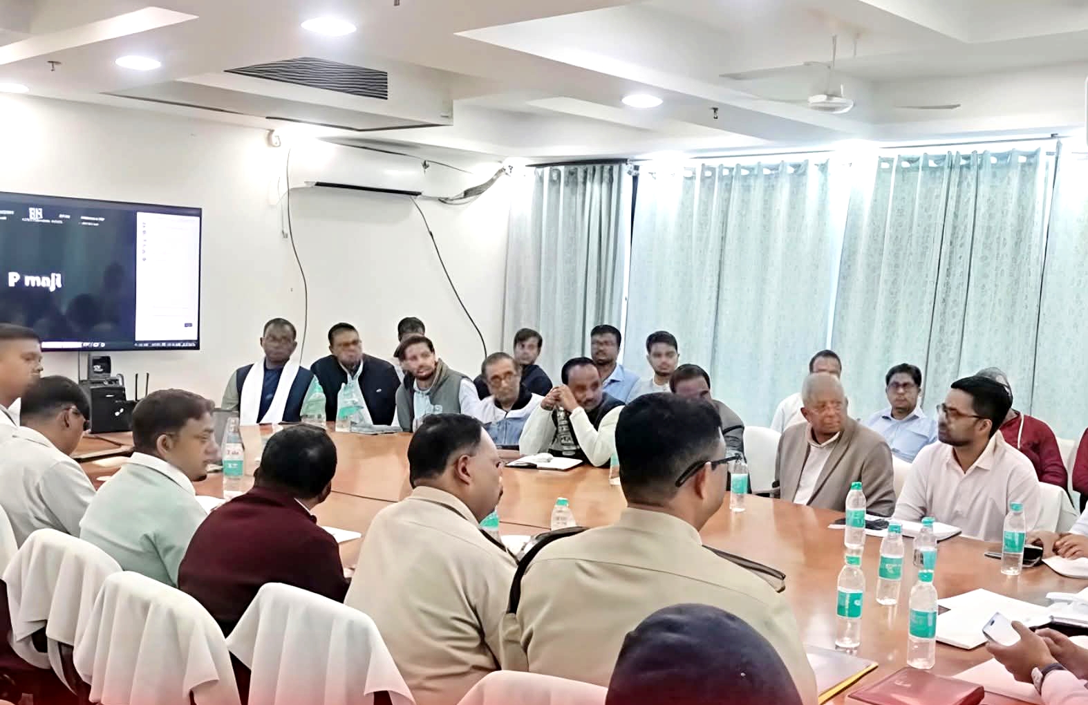 दीघा में बैठक करते हुए होटल मालिक और अधिकारी