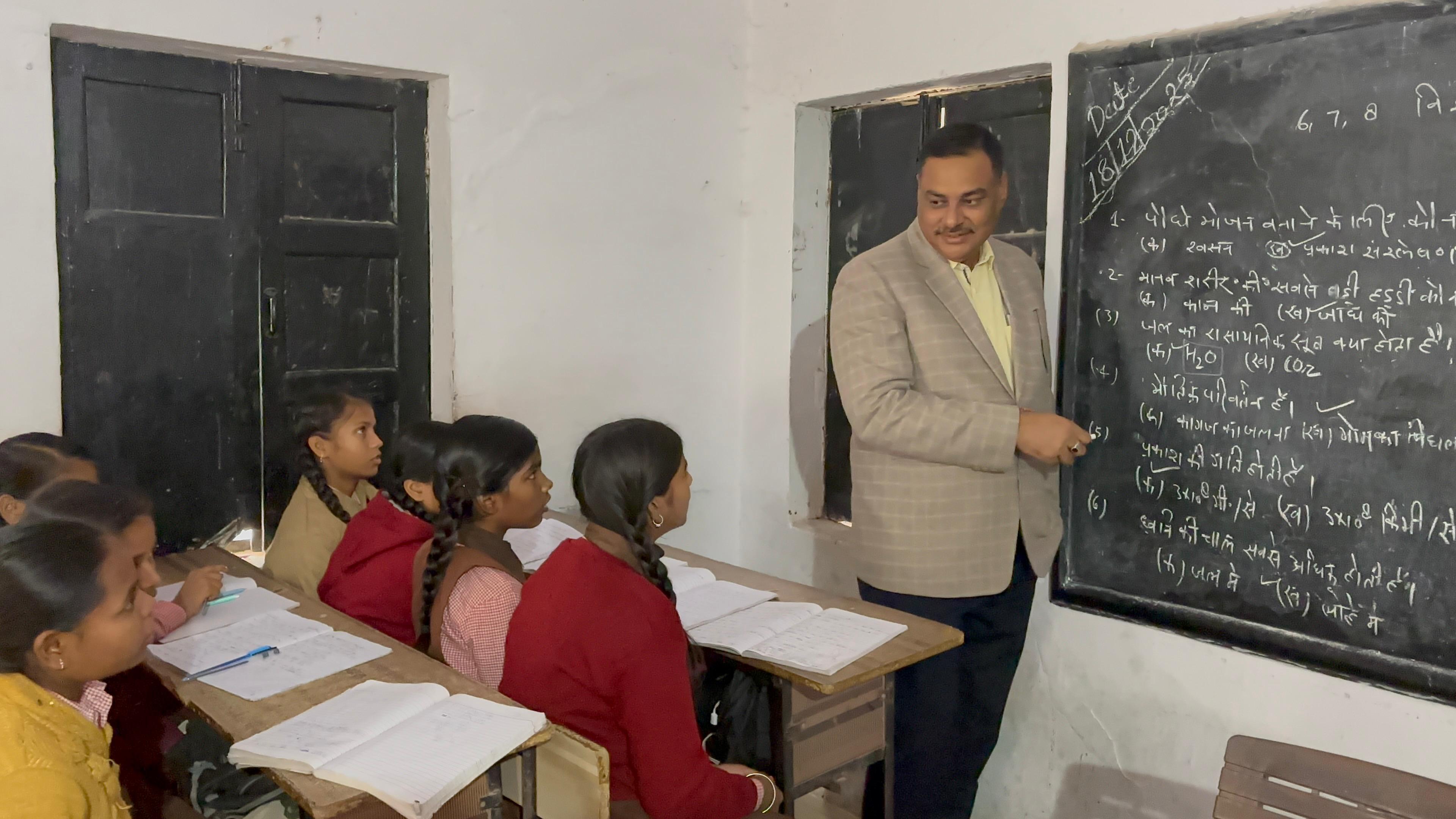 बच्चों को पढ़ाते डीएम पवन कुमार गगवार बच्चों को पढ़ाते डीएम पवन कुमार गगवार