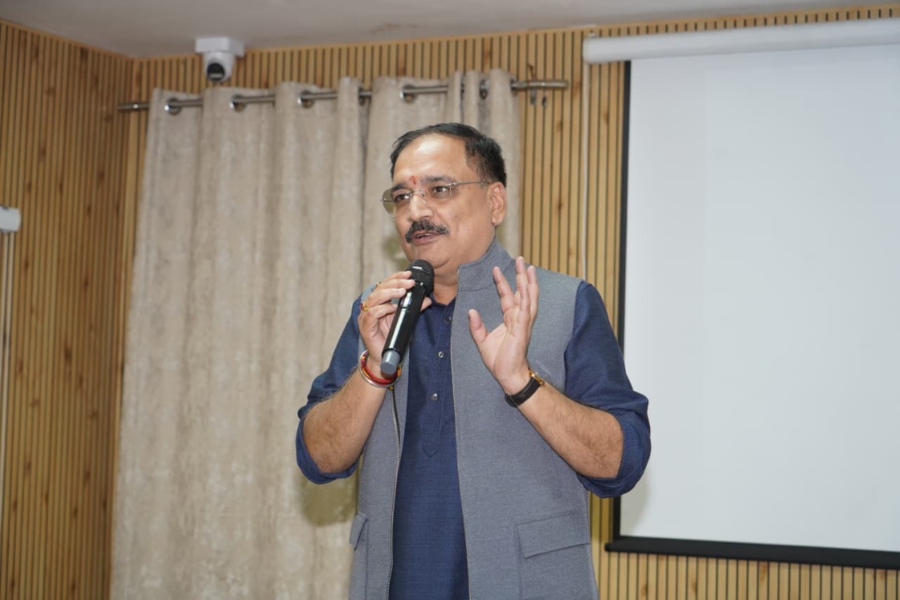 भारतीय जनता पार्टी (भाजपा) के दिल्ली प्रदेश अध्यक्ष वीरेंद्र सचदेवा श्री अरबिंदो कॉलेज में विचार साझा करते हुए। भारतीय जनता पार्टी (भाजपा) के दिल्ली प्रदेश अध्यक्ष वीरेंद्र सचदेवा श्री अरबिंदो कॉलेज में विचार साझा करते हुए।