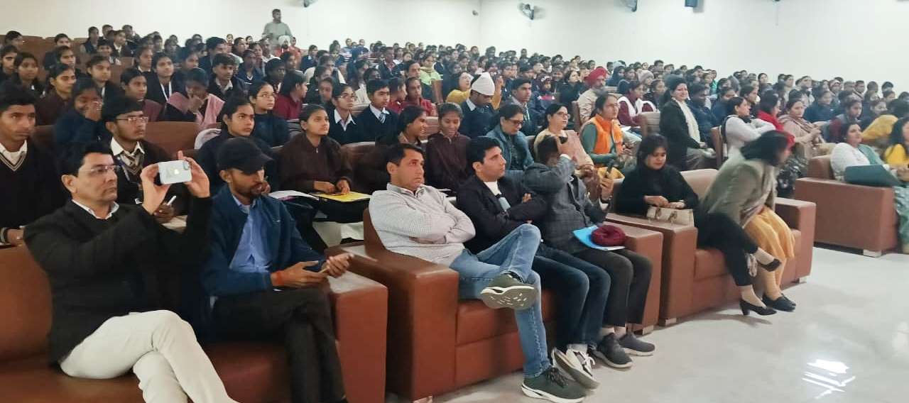 सैंड आर्ट शो में भाग लेते दर्शक। सैंड आर्ट शो में भाग लेते दर्शक।
