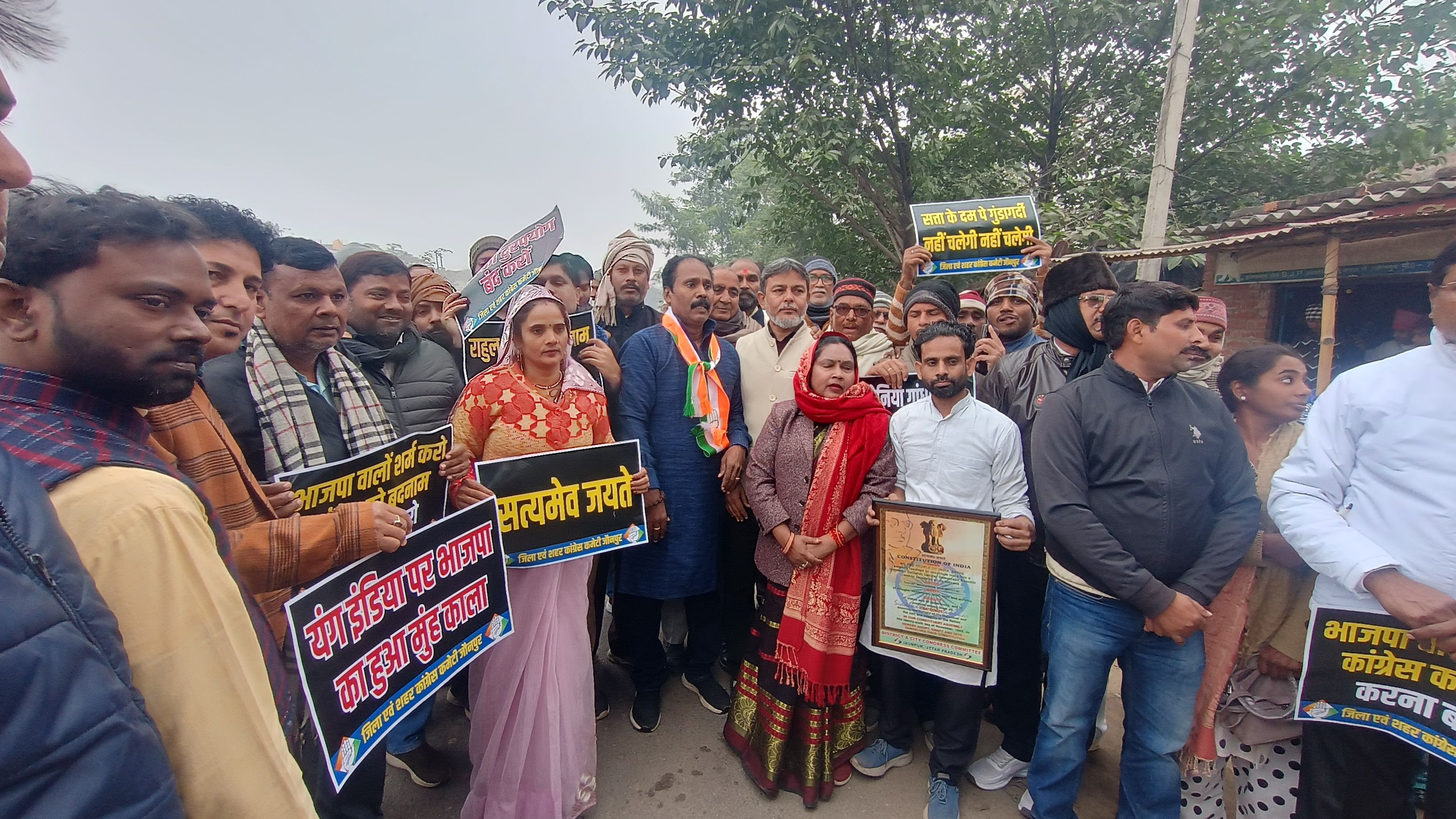 बीजेपी कार्यालय पर प्रदर्शन करते हुए कांग्रेसी कार्यकर्ता बीजेपी कार्यालय पर प्रदर्शन करते हुए कांग्रेसी कार्यकर्ता