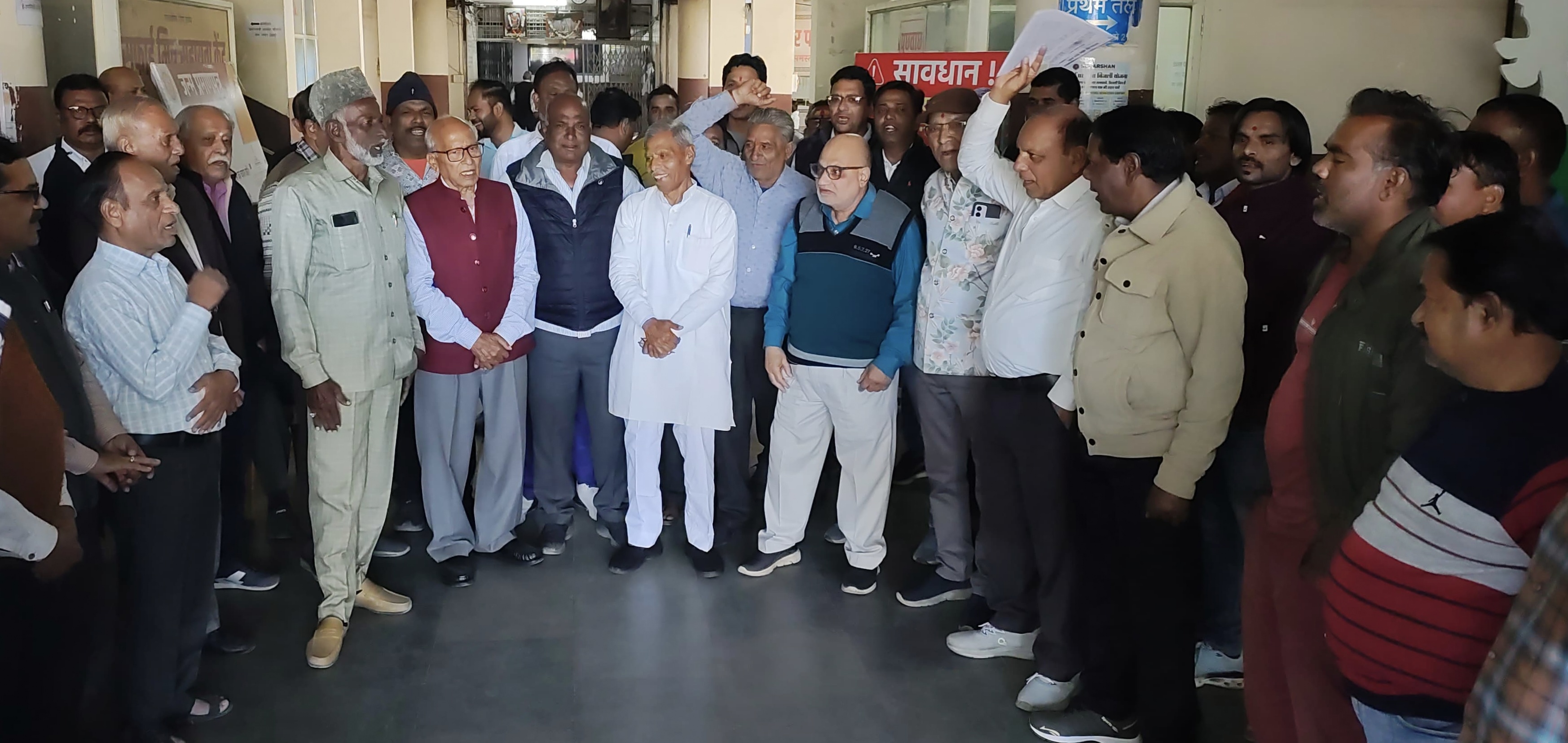 नगर निगमकर्मचारियों ने निगम गेट पर जमकर की नारेबाजी