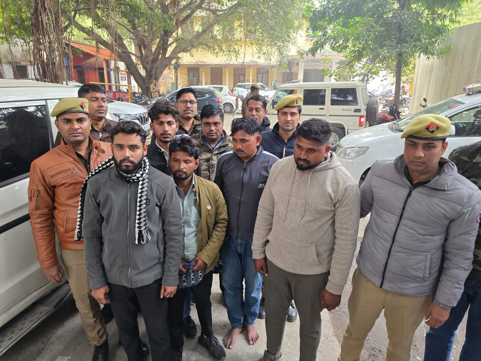 पुलिस की गिरफ्त में शातिर ठग पुलिस की गिरफ्त में शातिर ठग