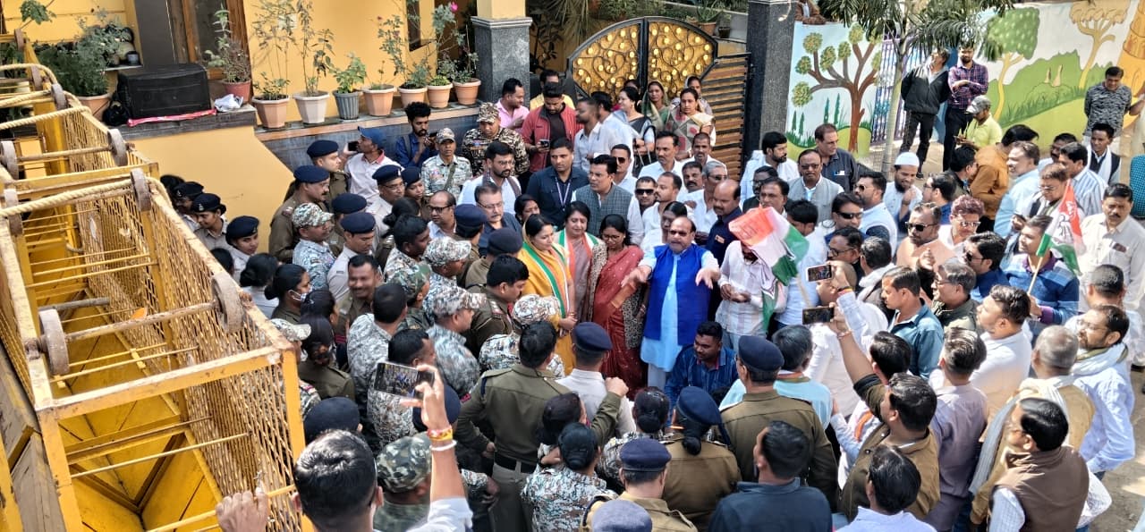 धमतरी जिला भाजपा कार्यालय का घेराव करते हुए कांग्रेसी।