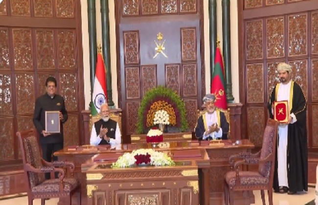 भारत-ओमान सीईपीए पर हस्‍ताक्षर करते गोयल और कैस बिन मोहम्मद अल यूसुफ