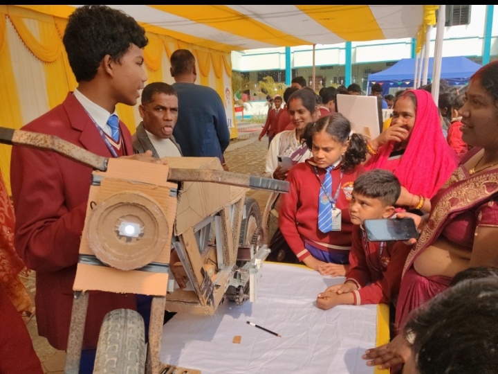 बाइक मॉडल को देखते छात्रगण