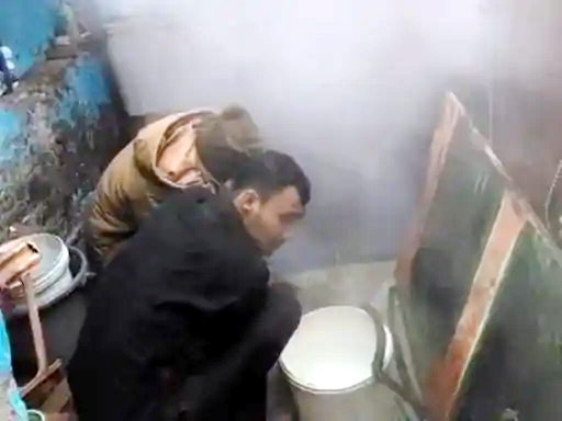आग पर काबू पाते फायर ब्रिगेड कर्मचारी।