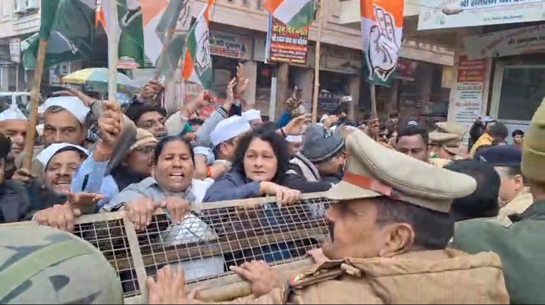 बैरिकेटिंग लगाकर कांग्रेसियों का रास्ता रोकते पुलिस बैरिकेटिंग लगाकर कांग्रेसियों का रास्ता रोकते पुलिस