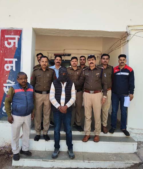 कराहल पुलिस द्वारा पकड़ा गया ईनामी आरोपी।