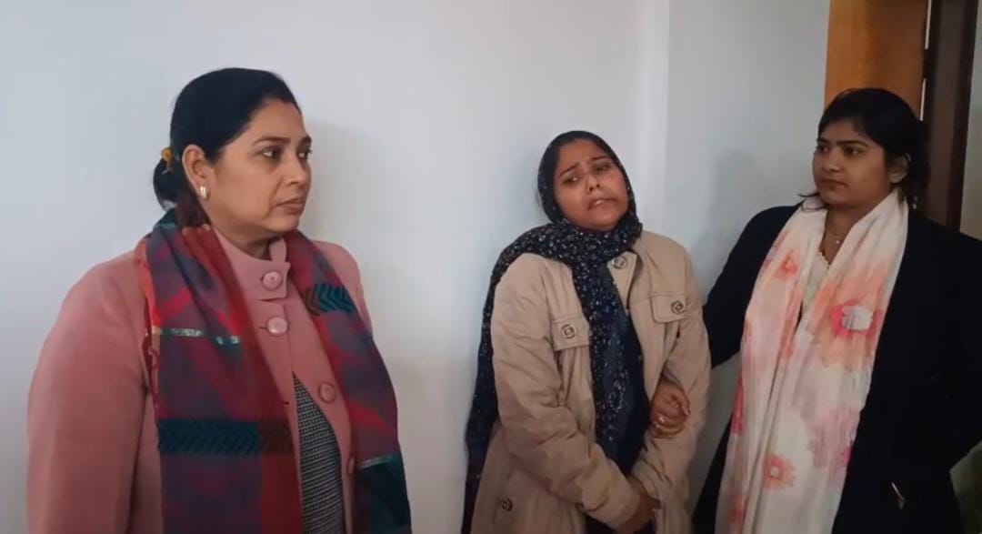 पकड़ी गयी पर्यवेक्षिका पकड़ी गयी पर्यवेक्षिका
