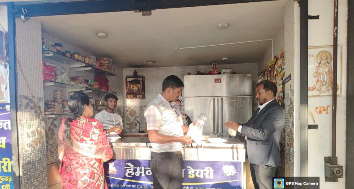 खाद्य पदार्थों की सघन जांच करते हुए प्रशासनिक अधिकारी-कर्मचारी। खाद्य पदार्थों की सघन जांच करते हुए प्रशासनिक अधिकारी-कर्मचारी।