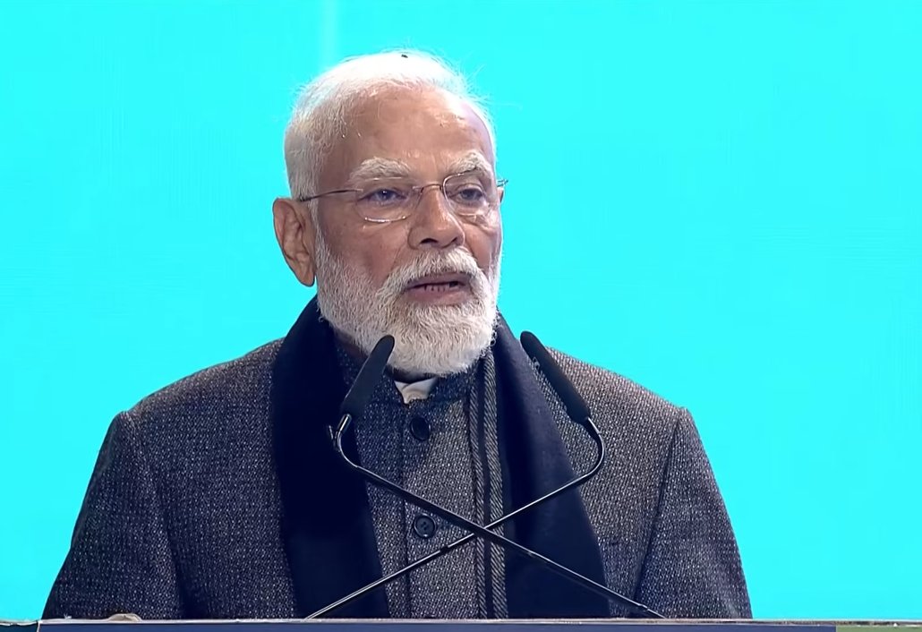 प्रधानमंत्री कार्यक्रम को संबोधित करते हुए प्रधानमंत्री कार्यक्रम को संबोधित करते हुए