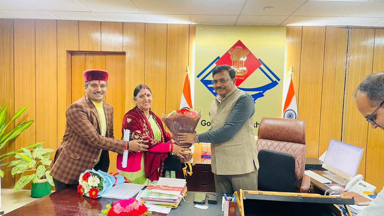 मुख्य सचिव से मुलाकात करते हुए पूर्व प्रमुख भटवाडी़ श्रीमती विनीता रावत और जगमोहन रावत मुख्य सचिव से मुलाकात करते हुए पूर्व प्रमुख भटवाडी़ श्रीमती विनीता रावत और जगमोहन रावत
