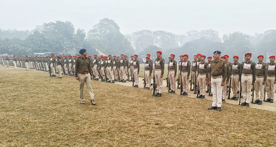 परेड करते हुए पुलिस परेड करते हुए पुलिस