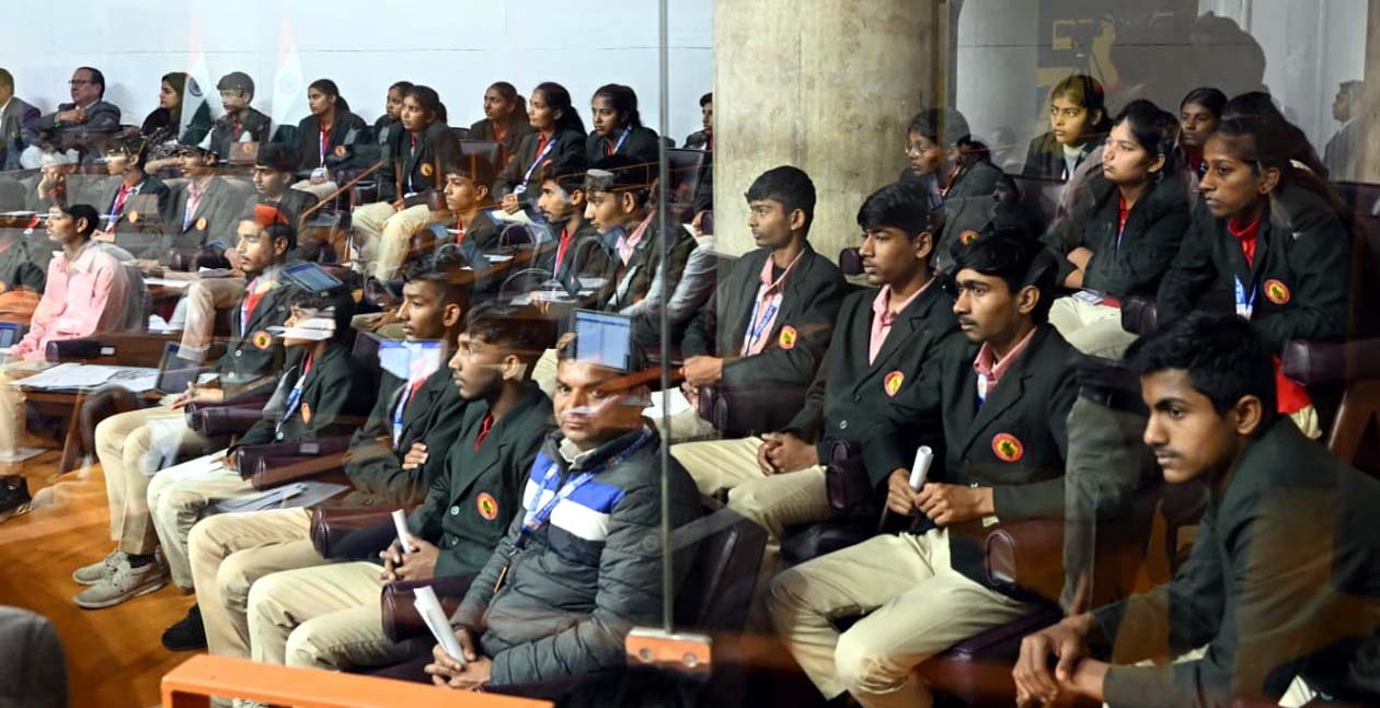 विधानसभा की कार्यवाही देखने पहुंचे विद्यार्थी व स्टाफ सदस्य। विधानसभा की कार्यवाही देखने पहुंचे विद्यार्थी व स्टाफ सदस्य।