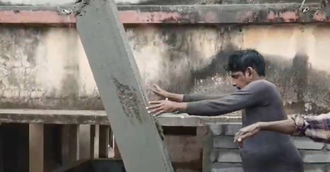 पिलर को हाथ से धक्का देते स्थानीय पिलर को हाथ से धक्का देते स्थानीय