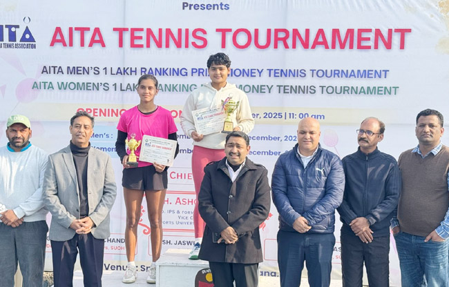 सोनीपत: विजेताओं को सम्मनित करते हुए आयोजक