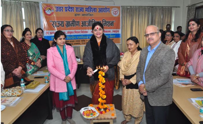 दीप जलाती राज्य महिला आयोग की अध्यक्ष बबिता चौहान दीप जलाती राज्य महिला आयोग की अध्यक्ष बबिता चौहान