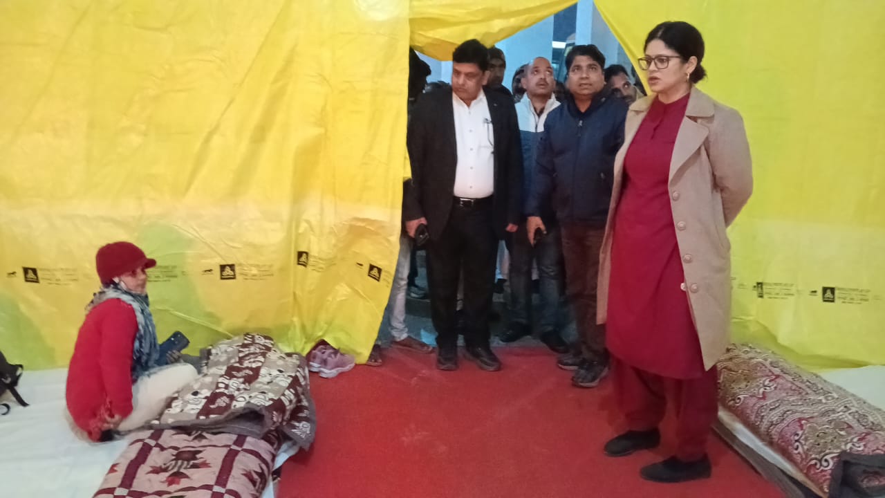 रैन बसेरों का निरीक्षण करतीं डीएम गजल भारद्वाज