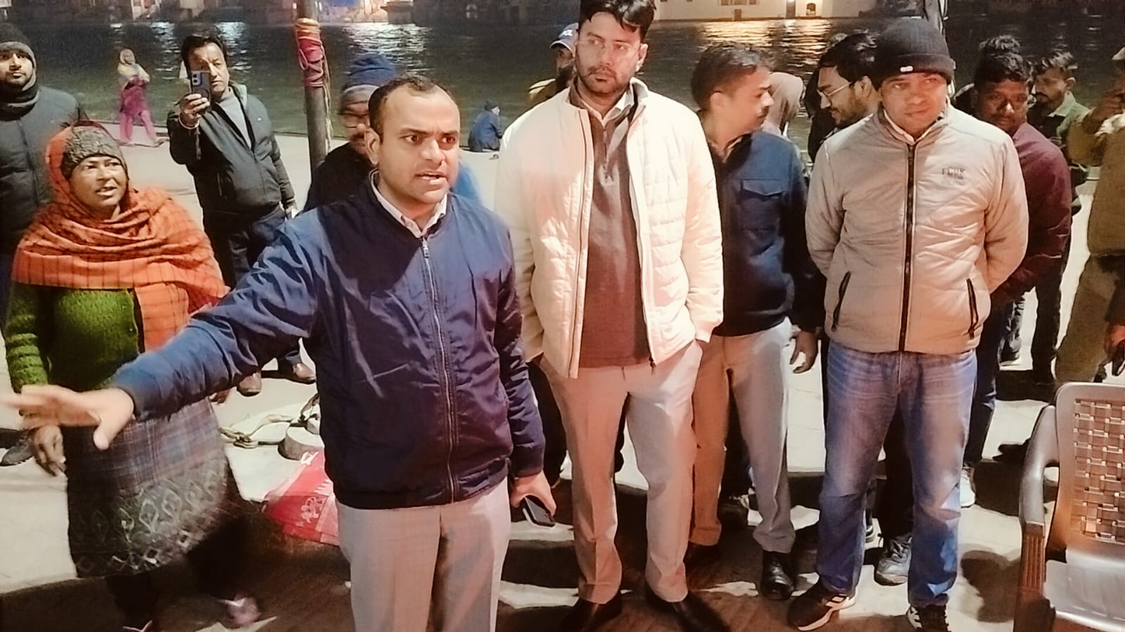 जिलाधिकारी निरीक्षण करते हुए जिलाधिकारी निरीक्षण करते हुए