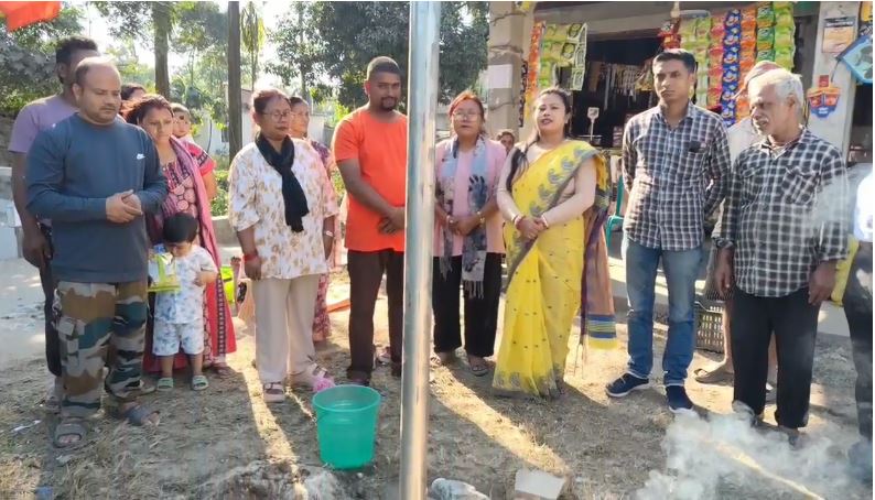 प्रधान संतना सिंह सोलर स्ट्रीट लाइट का उद्घाटन करते हुए