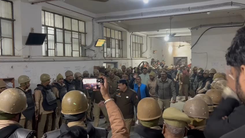 अदालत परिसर में कड़ी सुरक्षा के बीच अमिताभ ठाकुर अदालत परिसर में कड़ी सुरक्षा के बीच अमिताभ ठाकुर