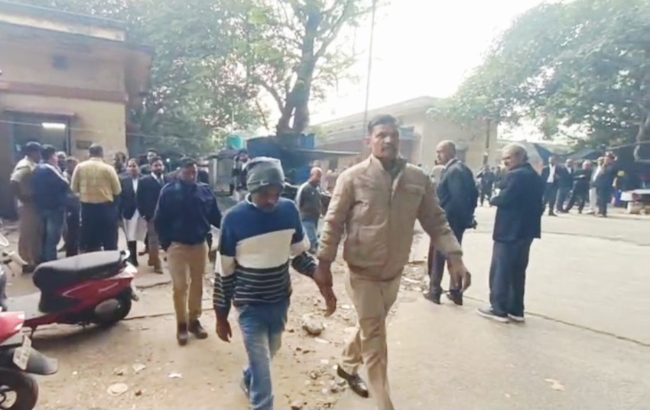 दोषियों को लेकर जाती पुलिस