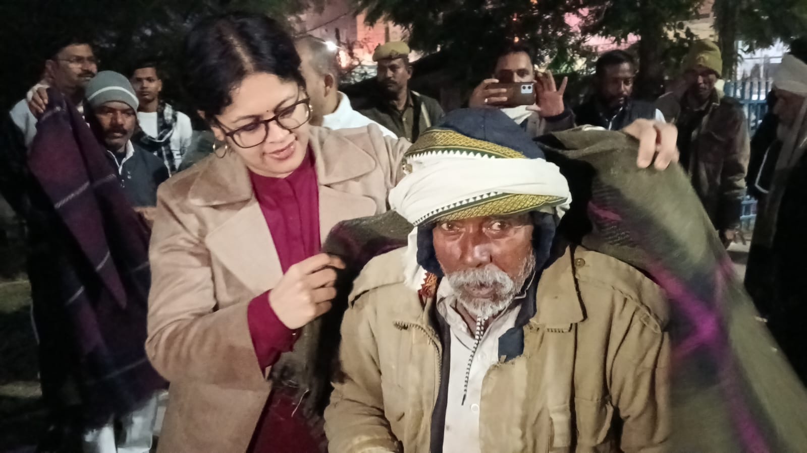 बुजुर्ग को कंबल वितरण करती डीएम