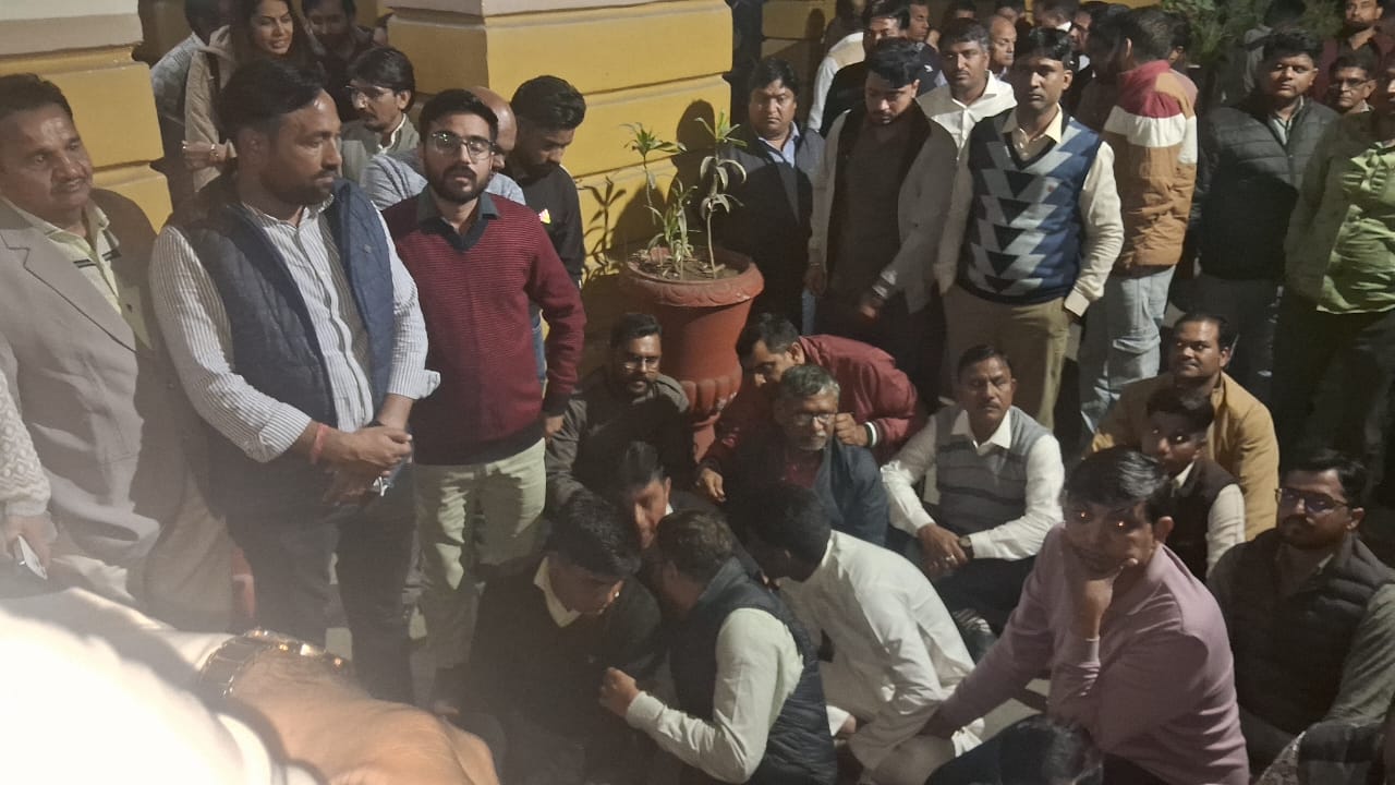 पुलिस की मौजूदगी में वकीलों का पीडब्ल्यूडी के एक्सईएन पर हमला